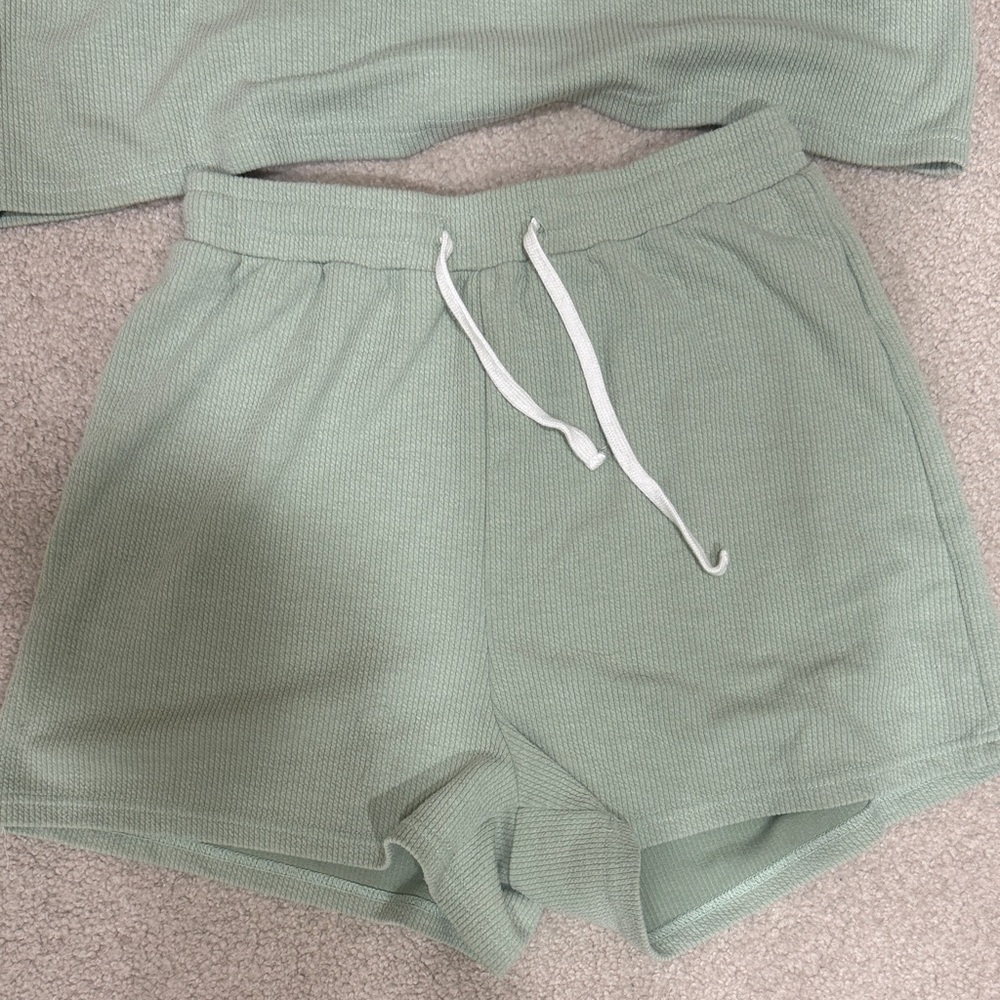 Green Short Sleeve Top and Shorts Set - Picture 2 of 5